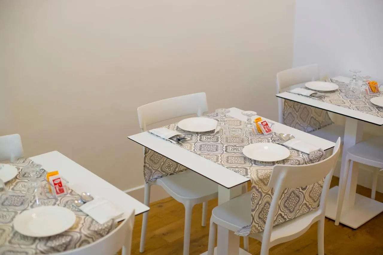 Cefalu Design Suites 3*,